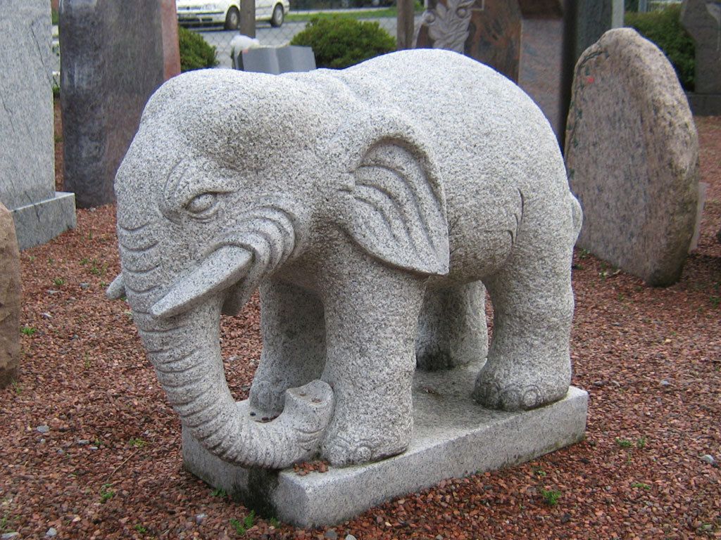 Einblicke in unsere Referenzen - KESTERMANN Grabmale & Natursteine - Skulptur Elefant